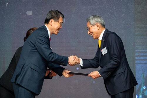 31일 제2회 회계의날 기념식에서 은성수 금융위원장(왼쪽)이 윤종규 KB금융그룹 회장에게 철탑산업훈장을 수여하고 있다.  금융위원회 제공